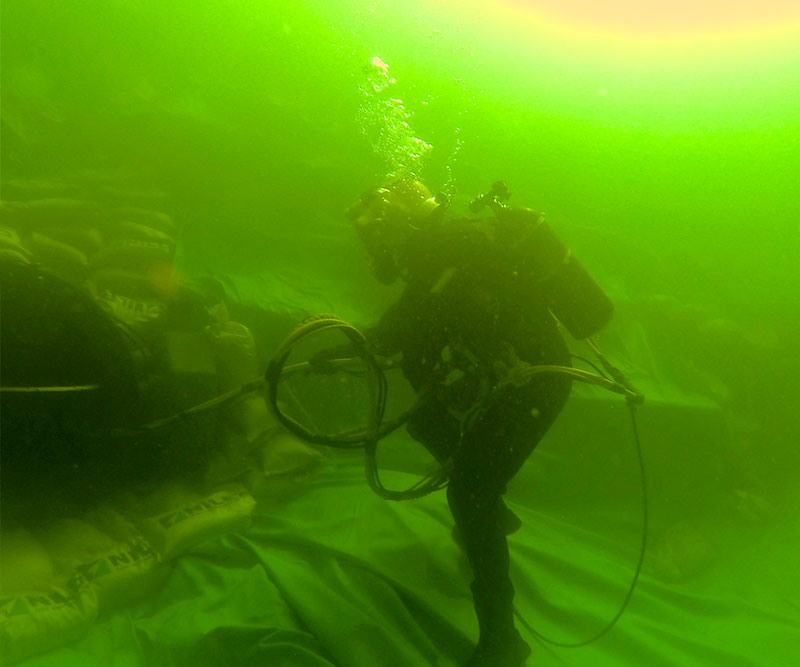 Dive inspection of the liner of the cofferdam.